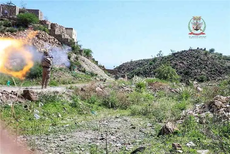 الجيش يتصدى لهجوم حوثي واسع ومتزامن استهدف مواقع ا...