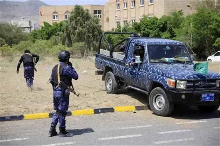 الحوثيون يدفعون بأعداد كبيرة من أفراد الشرطة وآليا...