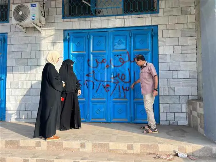 صحة عدن تغلق عدداً من المنشآت المخالفة بالمنصورة