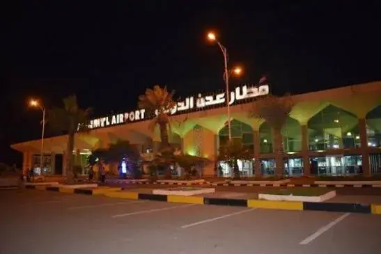 الإرياني: صاروخان حوثيان سقطا على بُعد 500 متر من...