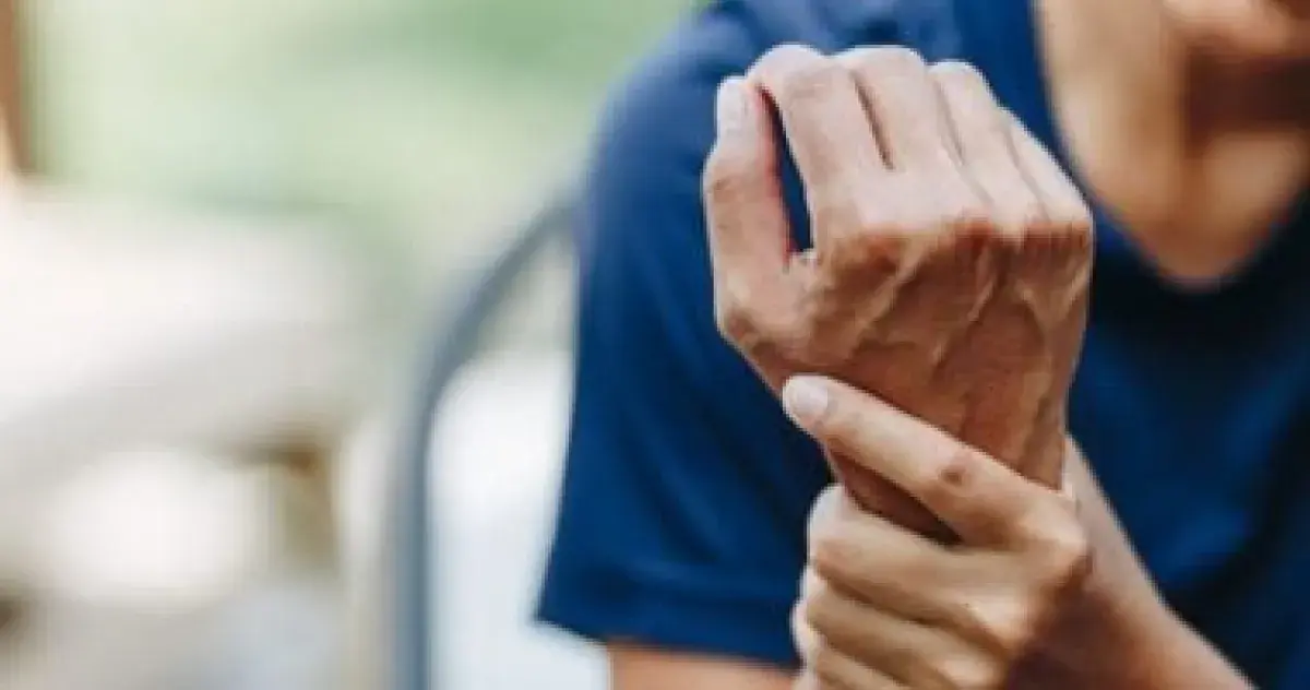 تنميل الذراع بعد النوم: متى يكون طبيعياً ومتى يستد...