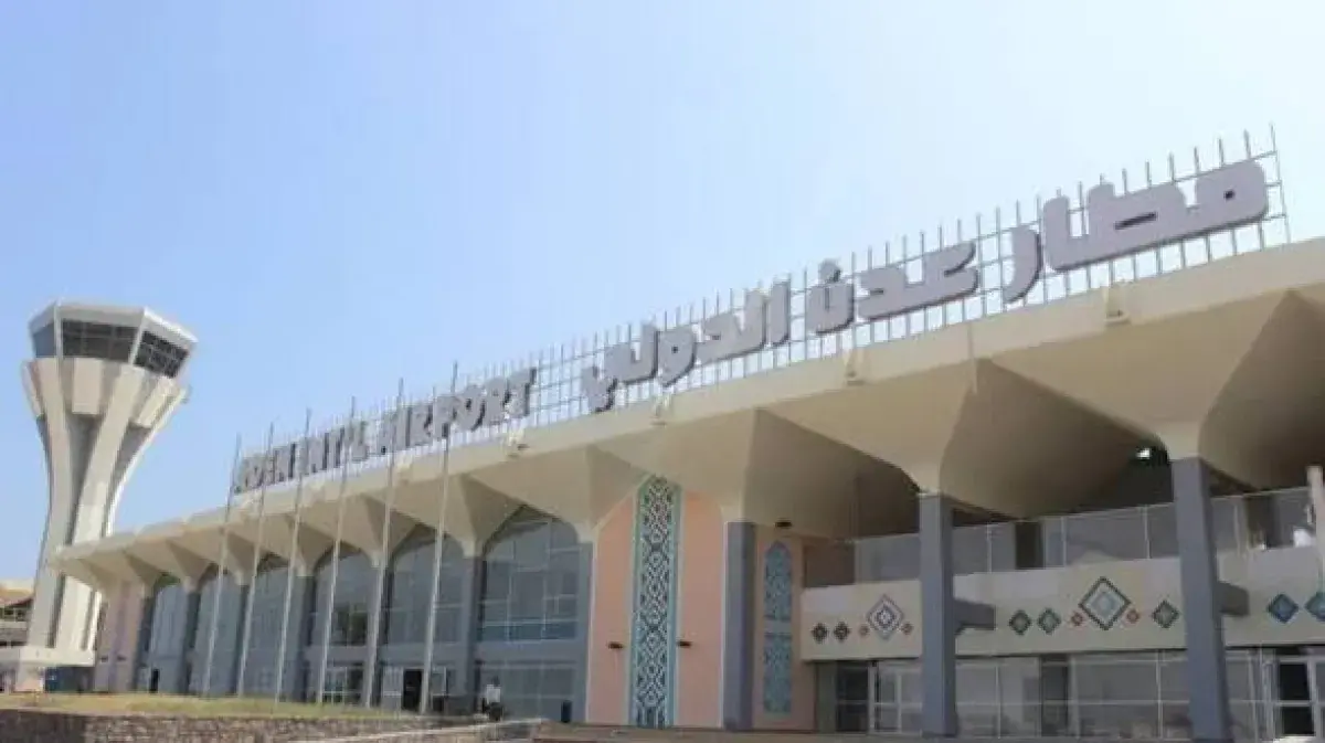 الإرياني: الصاروخان الحوثيان سقطا قرب طائرة لليمني...