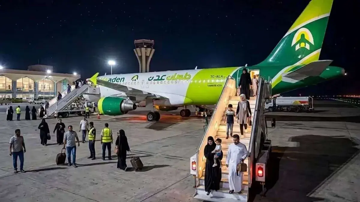 طائرة "طيران عدن" تهبط في مطار عدن الدولي بعد استئناف الحركة الجوية