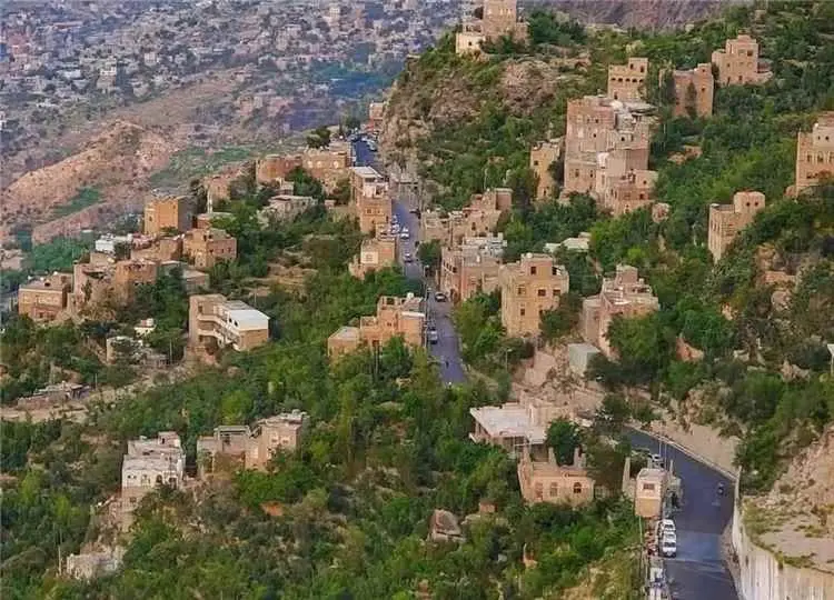 مقتل مواطنة وإصابة 5 مدنيين بقصف وقنص حوثي في تعز