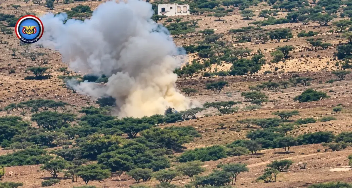 المقاومة الوطنية تدمر طقمًا حوثيًا يحمل رشاشًا عيا...