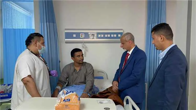 الوكيل الشبحي يتفقد جرحى قصف قصر معاشيق ومعارك باب...