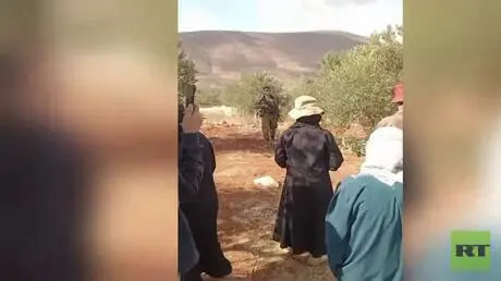 قوات الجيش الإسرائيلي تمنع المزارعين الفلسطينيين م...