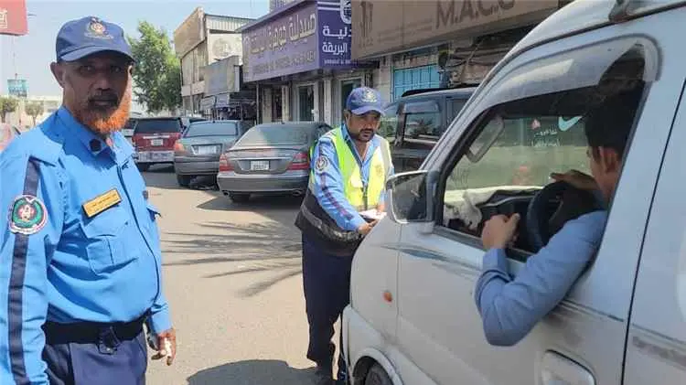 شرطة السير في البريقة بعدن تواصل حملتها لضبط السيا...