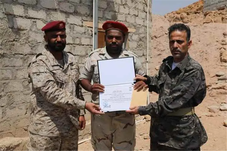 التوجيه المعنوي بلواء النخبة الحضرمي ينفذ زيارة توعوية وتفقدية إلى نقطة البحث غرب المكلا ويكرّم الأفراد المبرزين فيها