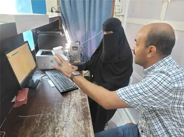 مدير صحة البريقة يطّلع على سير العمل بالبرنامج الم...