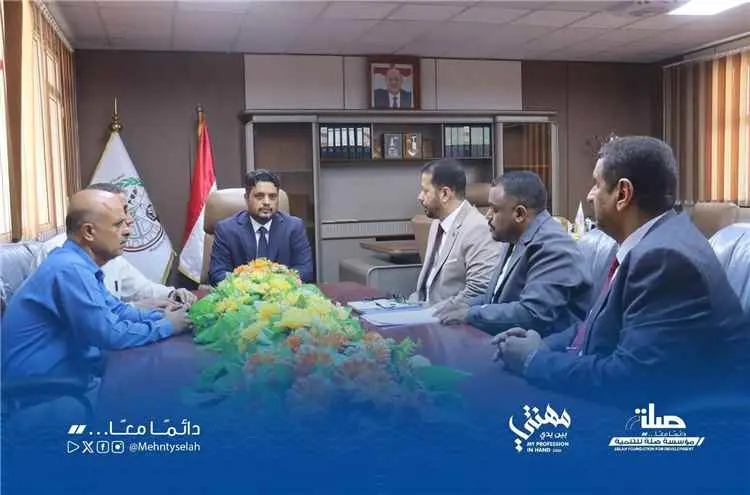المدير التنفيذي لمؤسسة صلة للتنمية يبحث مع وزير ال...