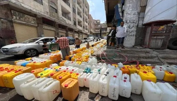 الحوثيون يعرقلون دخول شاحنات مياه الشرب إلى تعز