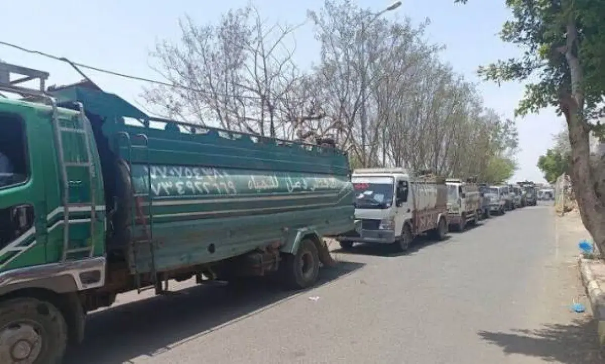 مليشيا الحوثي تعرقل دخول شاحنات مياه الشرب إلى مدينة تعز