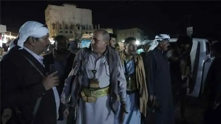 وكيل أول محافظة تعز يتفقد ليلًا المناطق المحيطة بج...