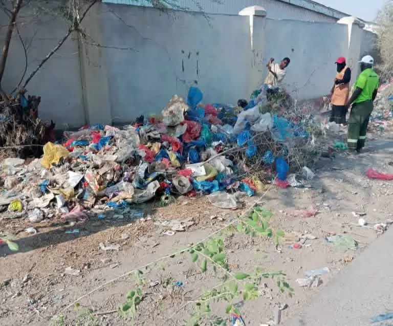 مشروع نظافة مديرية مدينة المكلا ينفذ حملة لقطع وإز...
