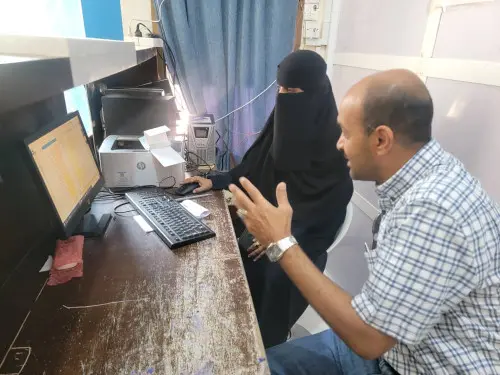 مدير صحة البريقة يطّلع على سير العمل بالبرنامج المحاسبي في مركز بئر أحمد الصحي