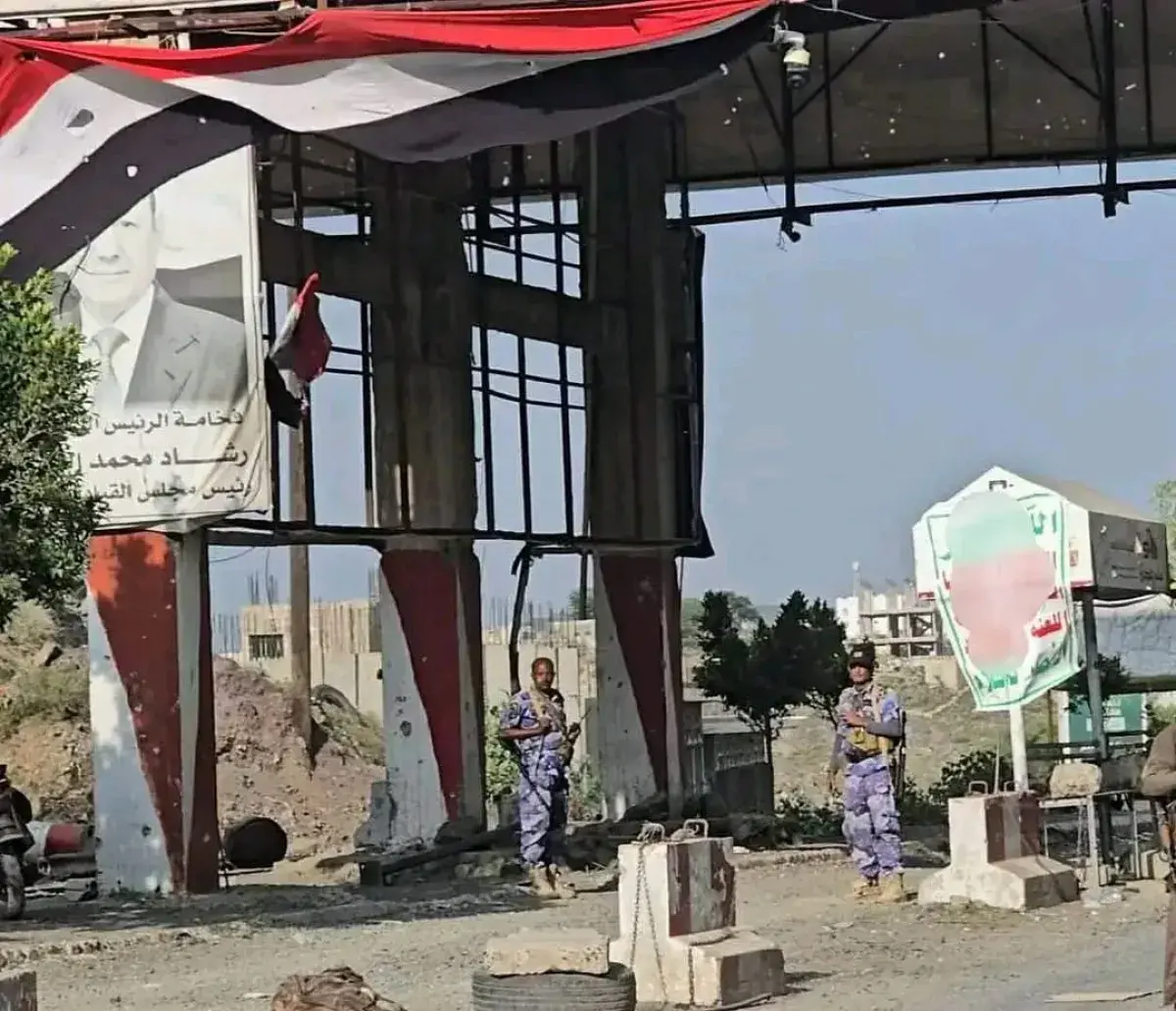 تعز.. الحوثيون يستخدمون المسافرين دروعاً بشرية ويُ...