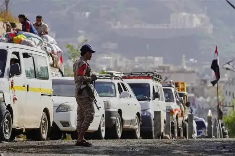 اختطاف 75 شخصًا واعتداءات حوثية تطال المدنيين في ت...