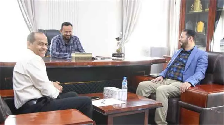 مدير تربية ساحل حضرموت الشنيني يناقش مع مؤسسة صلة...