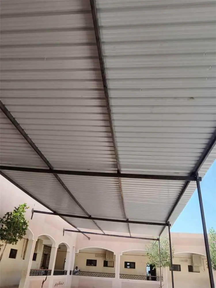 مدرسة بحيرة بشبام تنفذ مشروع سقيفة جزئية في فناء ا...
