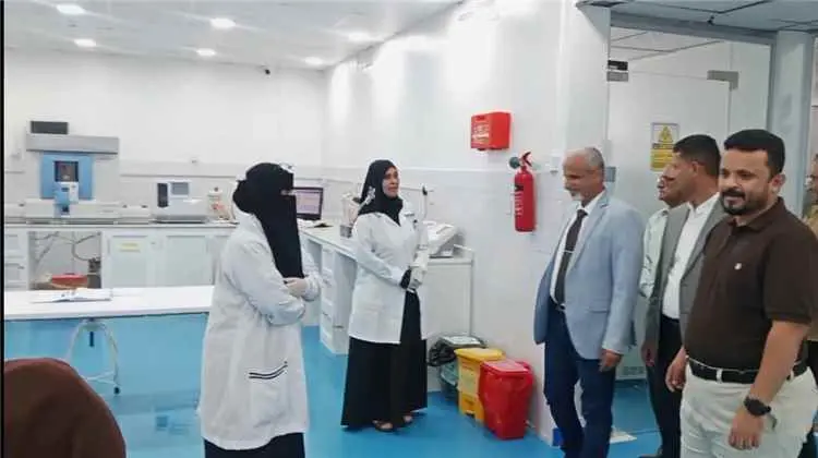 الوكيل الشبحي يتفقد سير العمل في المركز الوطني للمختبرات المركزية برفقة مدير عام الجودة بوزارة الصحة العامة