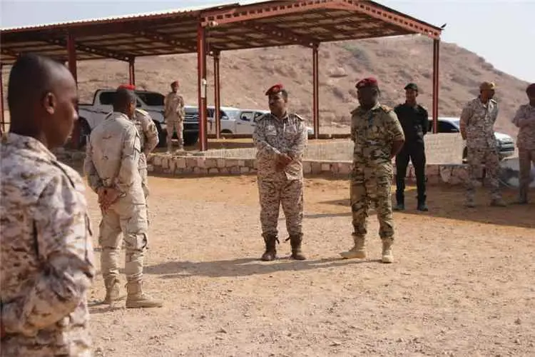 رئيس أركان المنطقة العسكرية الثانية يشيد بجاهزية لواء النخبة الحضرمي وكفاءته القتالية