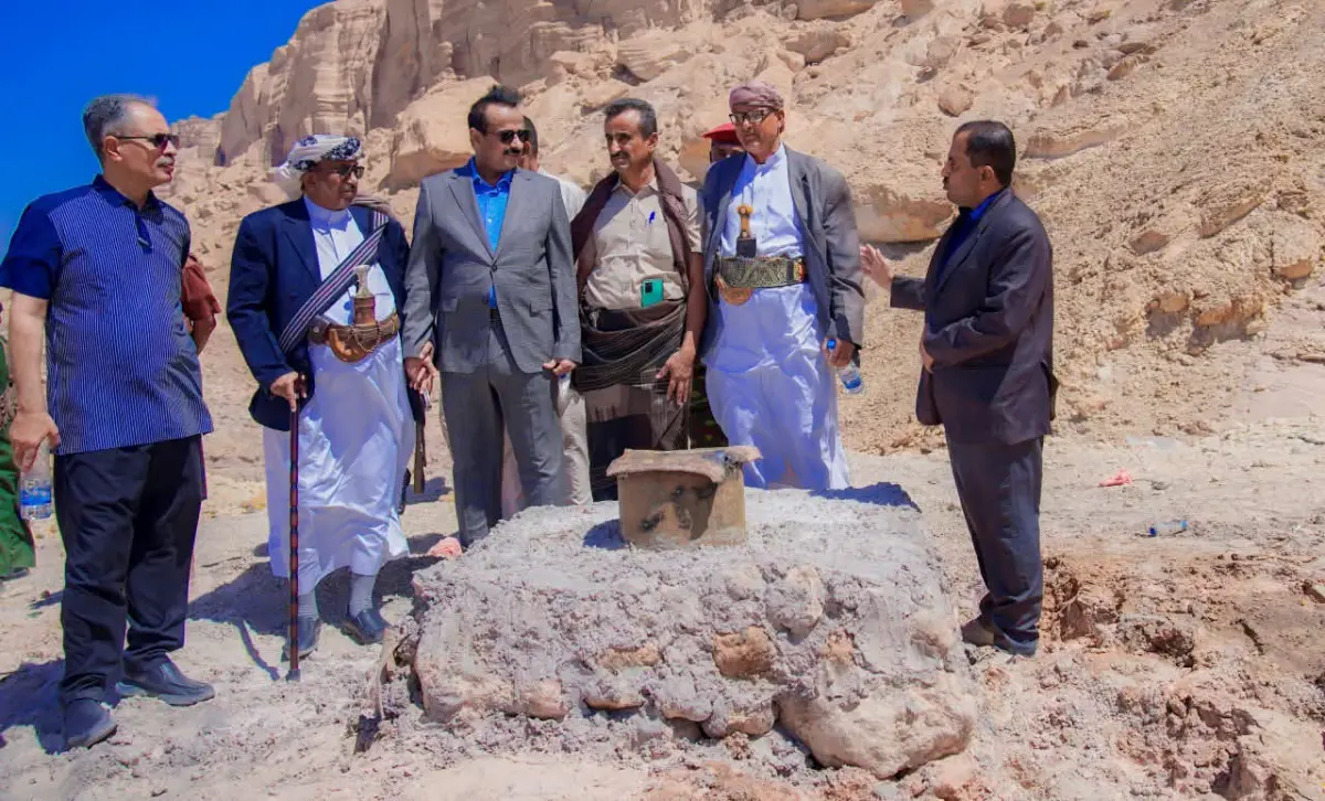 المحافظ بن الوزير يتفقد مشروع مياه المحضرة والمناط...