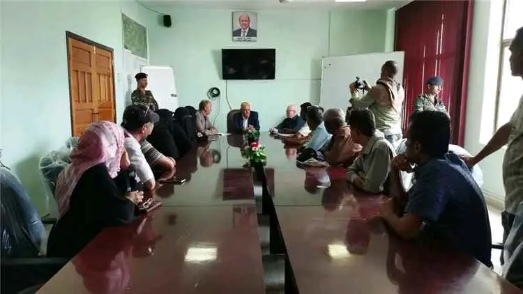 محافظ تعز يترأس لقاءً موسعاً بمؤسسة المياه لمناقشة السبل الكفيلة لمنع حدوث أي أزمة مياه في المدينة