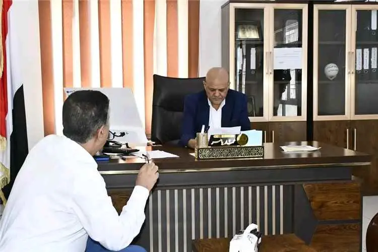 محافظ تعز يشدد على اتخاذ الإجراءات القانونية بحق المتلاعبين بسعر الصرف والمثيرين للبلبلة في الأوضاع الراهنة