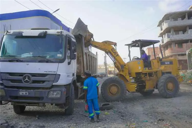 مدير عام صندوق النظافة يطلق أول حملة نظافة لرفع ال...