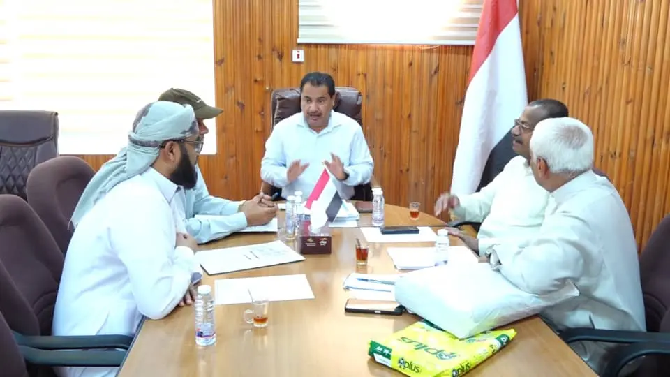 مناقشة آلية اختيار المستفيدين من مشروع تسكين قرية الكويت السكنية بوادي حضرموت