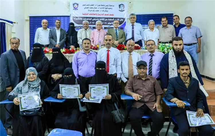 كلية الآداب بجامعة عدن تكرّم أساتذة وخريجين من قسم التاريخ والعلاقات الدولية