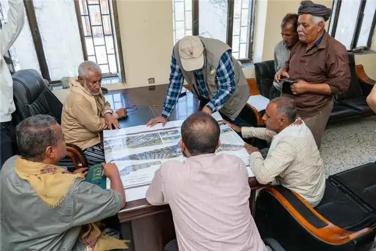 مدير عام الملاح يبحث مع مؤسسة إثراء للتنمية بناء م...