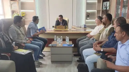مدير عام البريقة يناقش آلية تنفيذ مشاريع برنامج النقد مقابل العمل