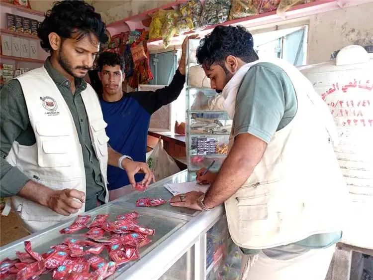 حملات رقابية في المكلا تكشف سلعًا منتهية الصلاحية.. وتحرك قانوني بحق المخالفين
