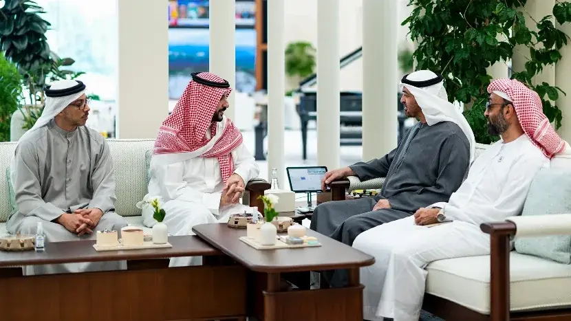 محمد بن زايد يستقبل خالد بن سلمان في أبوظبي