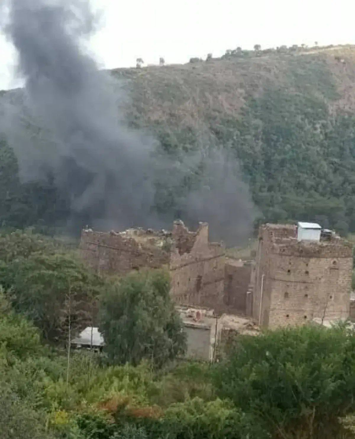 صاروخ حوثي يسقط على منزل في إب ويخلّف قتيلة ومصابي...