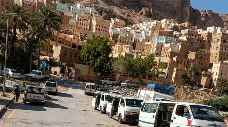 120 ألف ريال بلا إيصالات و300 ريال يومياً بسند.. ش...