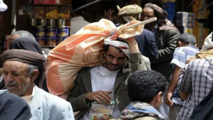 دراسة حقوقية تكشف هندسة حوثية لإفقار اليمنيين وتمو...