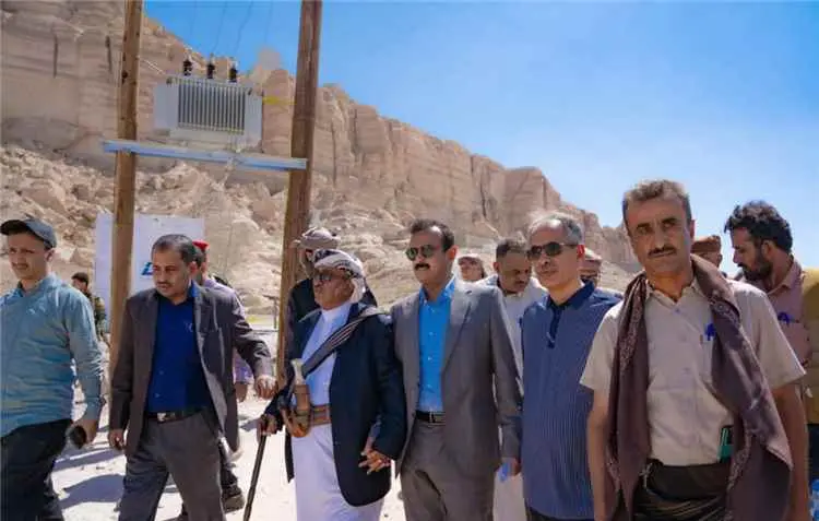 محافظ شبوة يفتتح مشروع مياه ويناقش تعزيز قدرات الح...