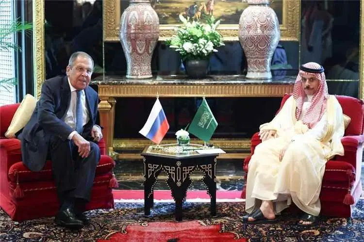 وزيرا خارجية روسيا والسعودية يبحثان العلاقات الثنا...