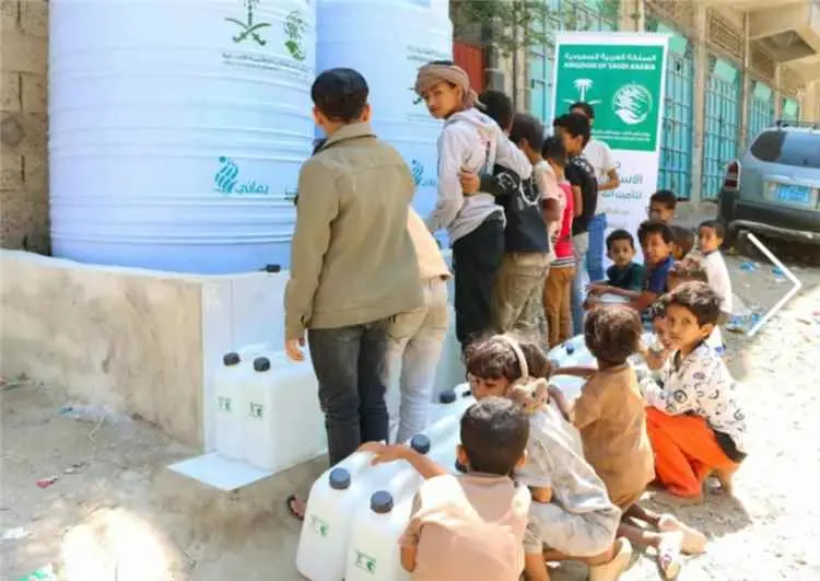 ​مركز الملك سلمان للإغاثة يضخ 60 ألف لتر من مياه الشرب للمتضررين والنازحين في مديرية المظفر بتعز