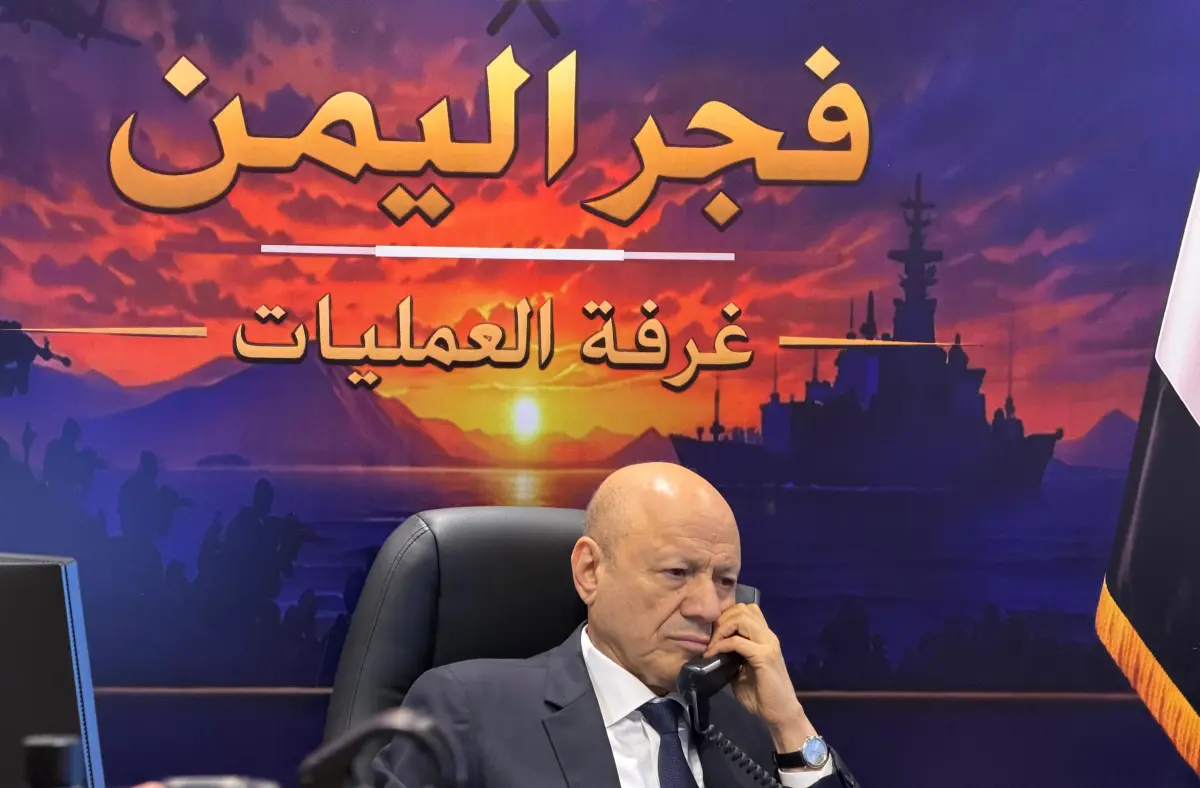 رئيس مجلس القيادة يوجه برعاية أسر شهداء وجرحى الهج...