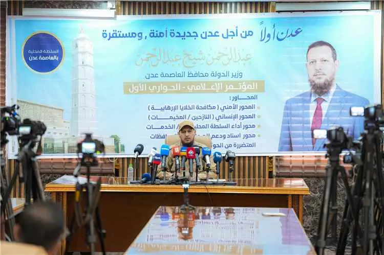 المحافظ شيخ يستعرض مستجدات الأوضاع الأمنية والإنسانية والخدمية في عدن