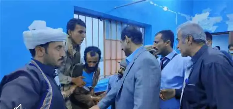 المحافظ بن الوزير يتفقد جرحى الهجوم الإرهابي على مركز تدريبي ويوجه بتوفير الرعاية الطبية اللازمة