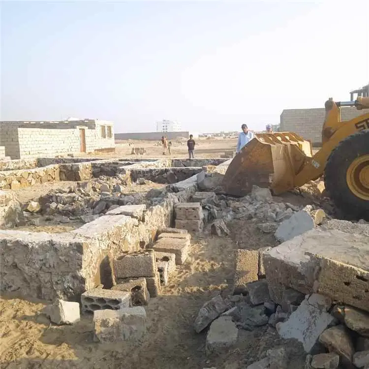 أشغال خورمكسر تنفذ حملة لإزالة التعديات والبناء ال...