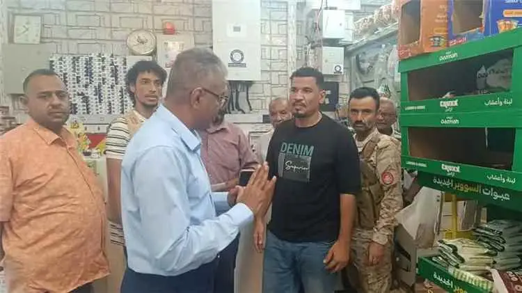 مدير عام مديرية المعلا ومكتب التجارة يضبطون مواد غ...