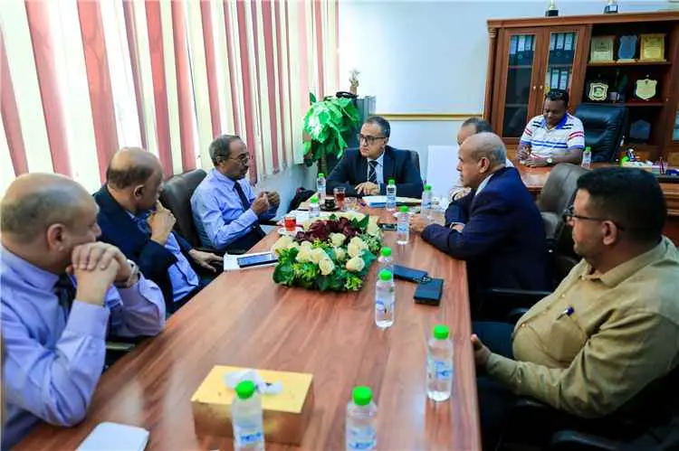 جامعة عدن تبحث إنشاء كليتين للطاقة والذكاء الاصطنا...