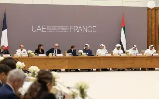 ولي عهد أبوظبي والرئيس الفرنسي يشهدان حوار الأعمال...