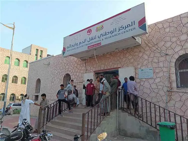 تكافل مجتمعي في المكلا.. توزيع فرش وبطانيات ووجبات لمصابي معسكر العلم وأسرهم